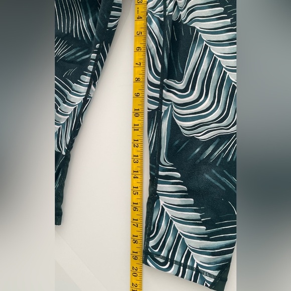 Zella Leggings Size Medium Green Hathaway Tropical Leaf Crop Sheer back panels - Picture 4 of 8